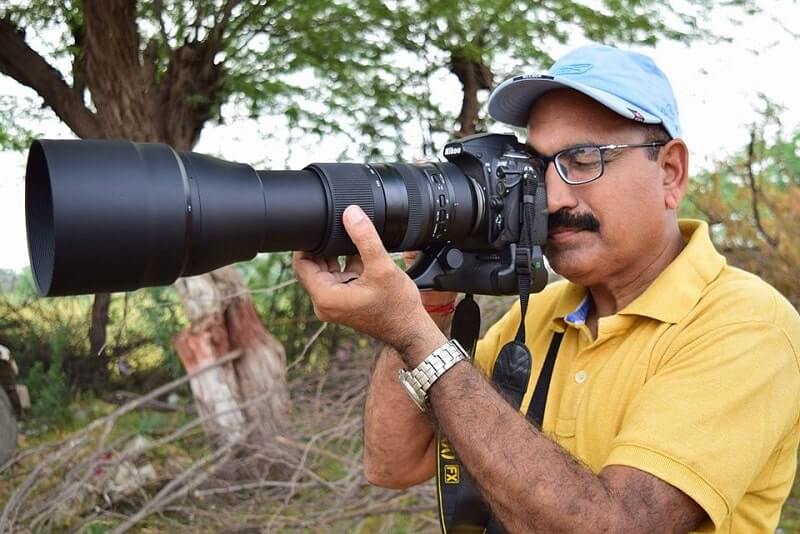 लेखक अनिल पुरोहित अपने कैमरे के साथ