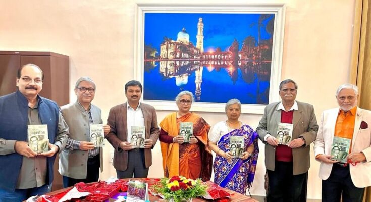 इलाहाबाद विश्वविद्यालय में डॉ. धर्मवीर भारती की शख्सियत और पत्रिकारिता पुस्तक का हुआ विमोचन